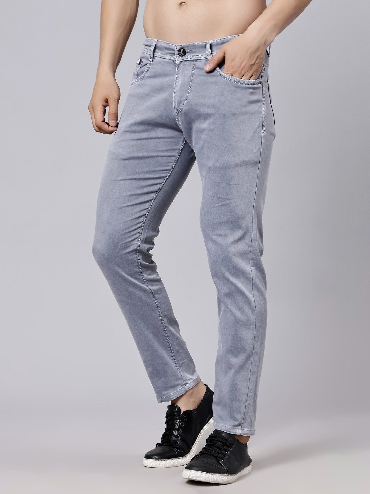 Una mesa cubierta con platos y cuencos de comida